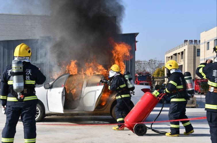 鋰電火災(zāi)撲救專用消防車 聯(lián)合研發(fā)，高效滅火